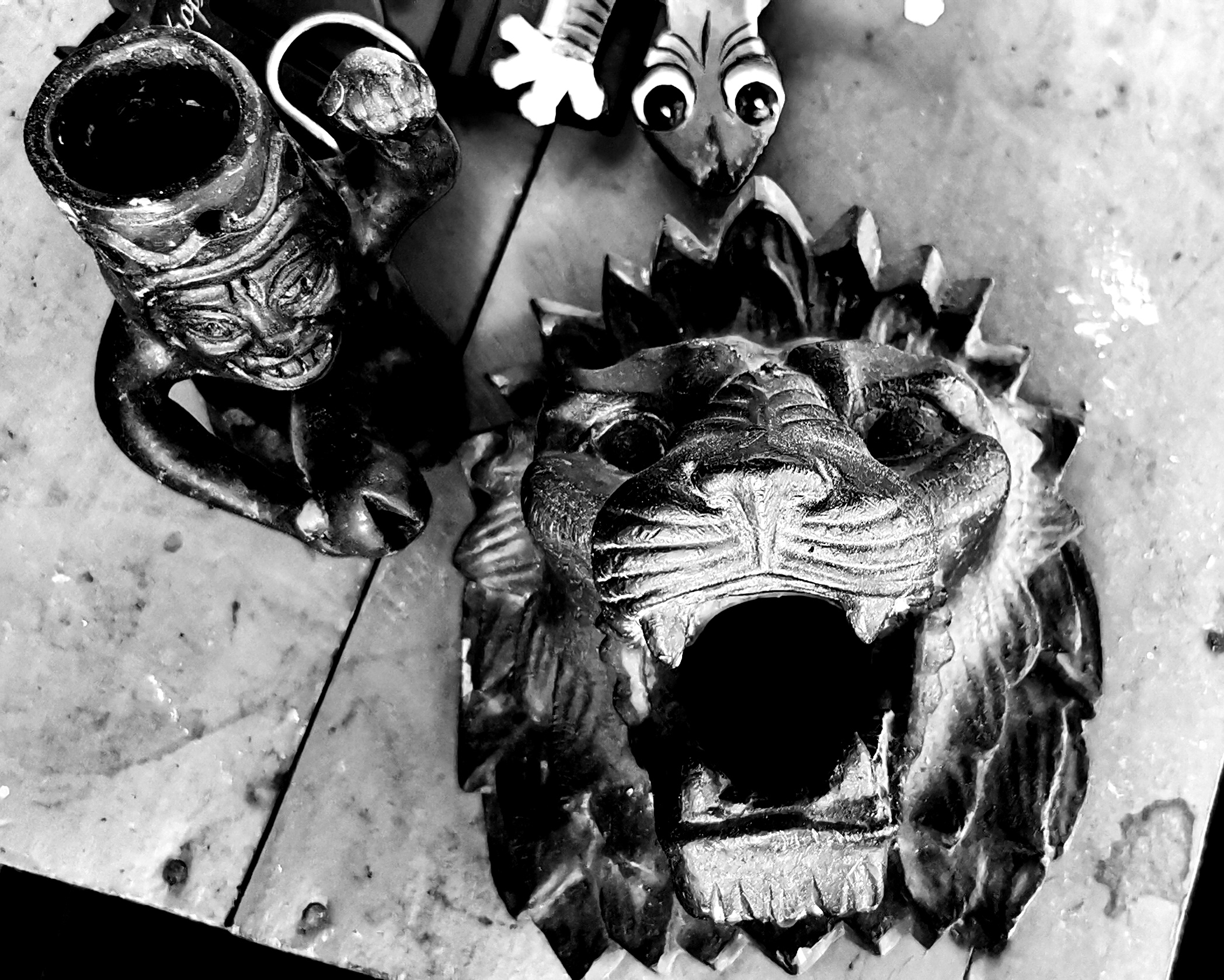 Máscaras y León de bronce