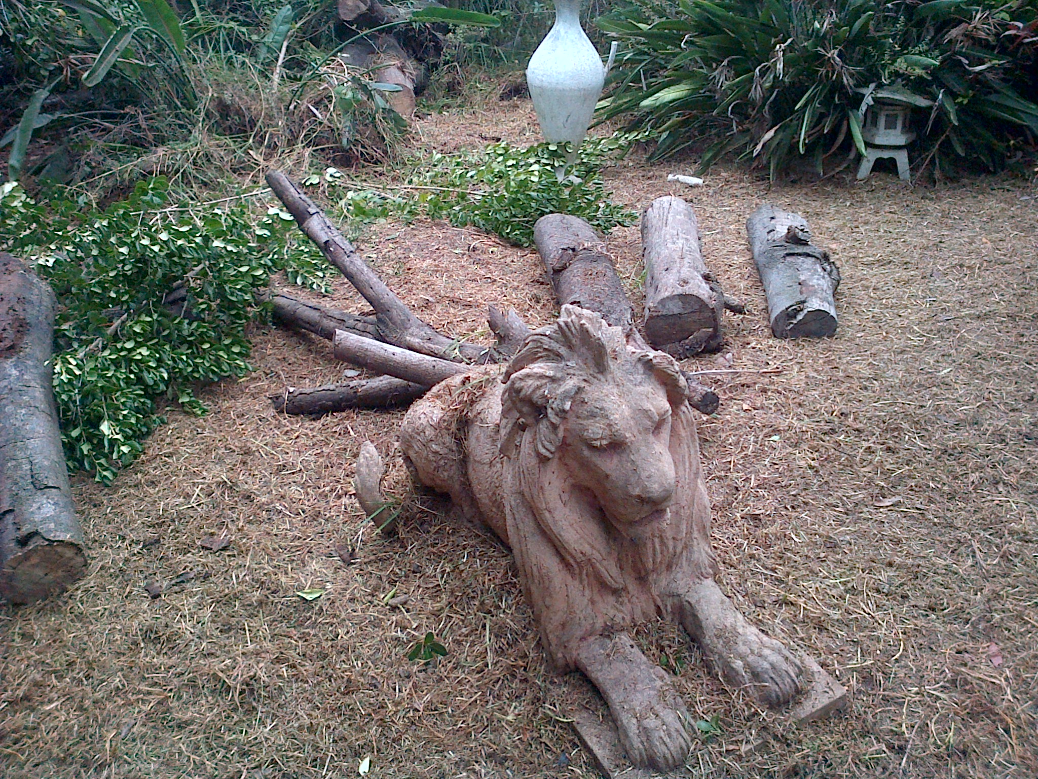 El León tallado en el jardín