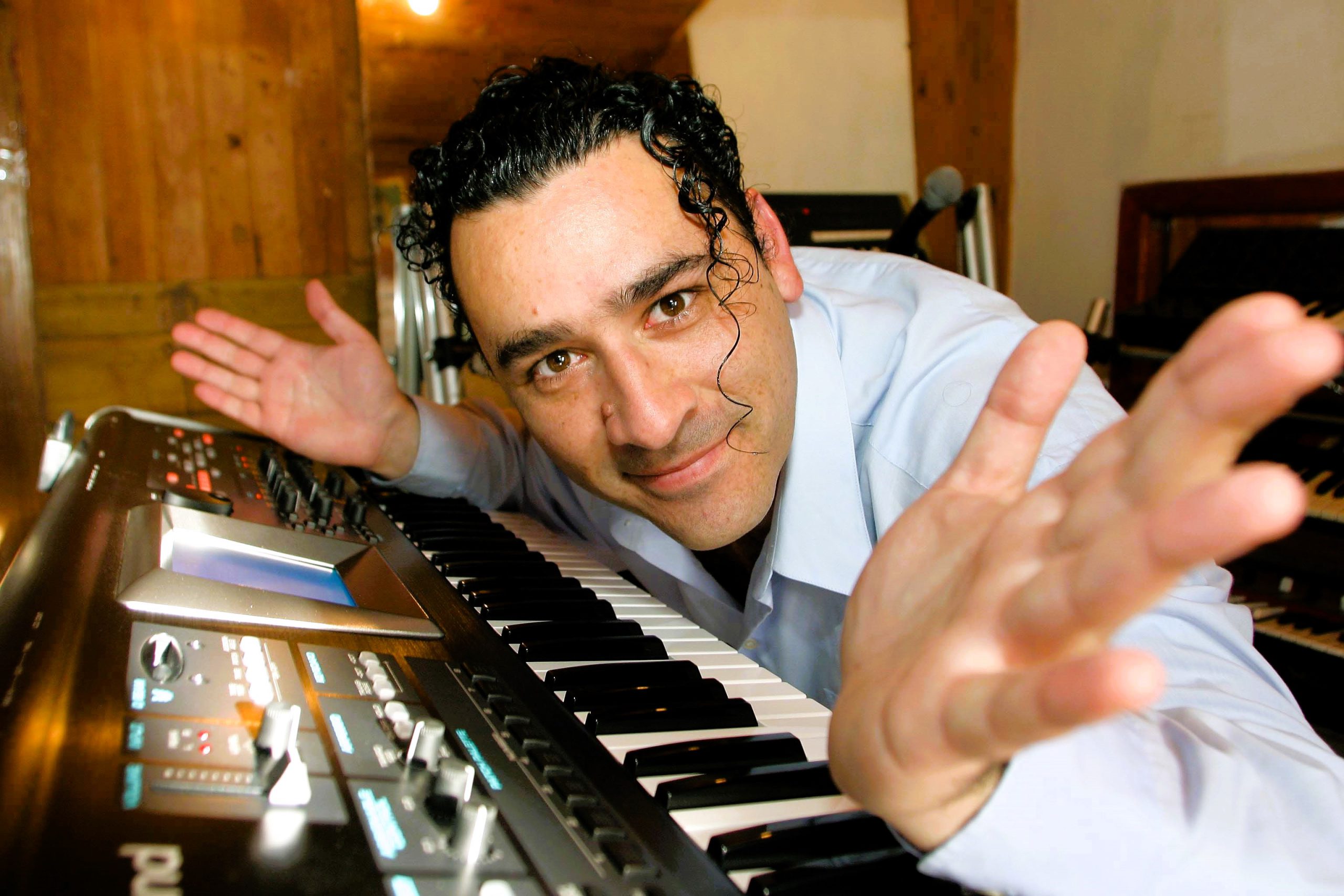 EL MUSICO Y TECLADISTA VIÑAMARINO CESAR GUZMAN MUÑOZ, PARA ZONA DE CONTACTO DE EL MERCURIO.
FOTO:ALEJANDRO CARBALLAL/EL MERCURIO.
14/06/2004.-